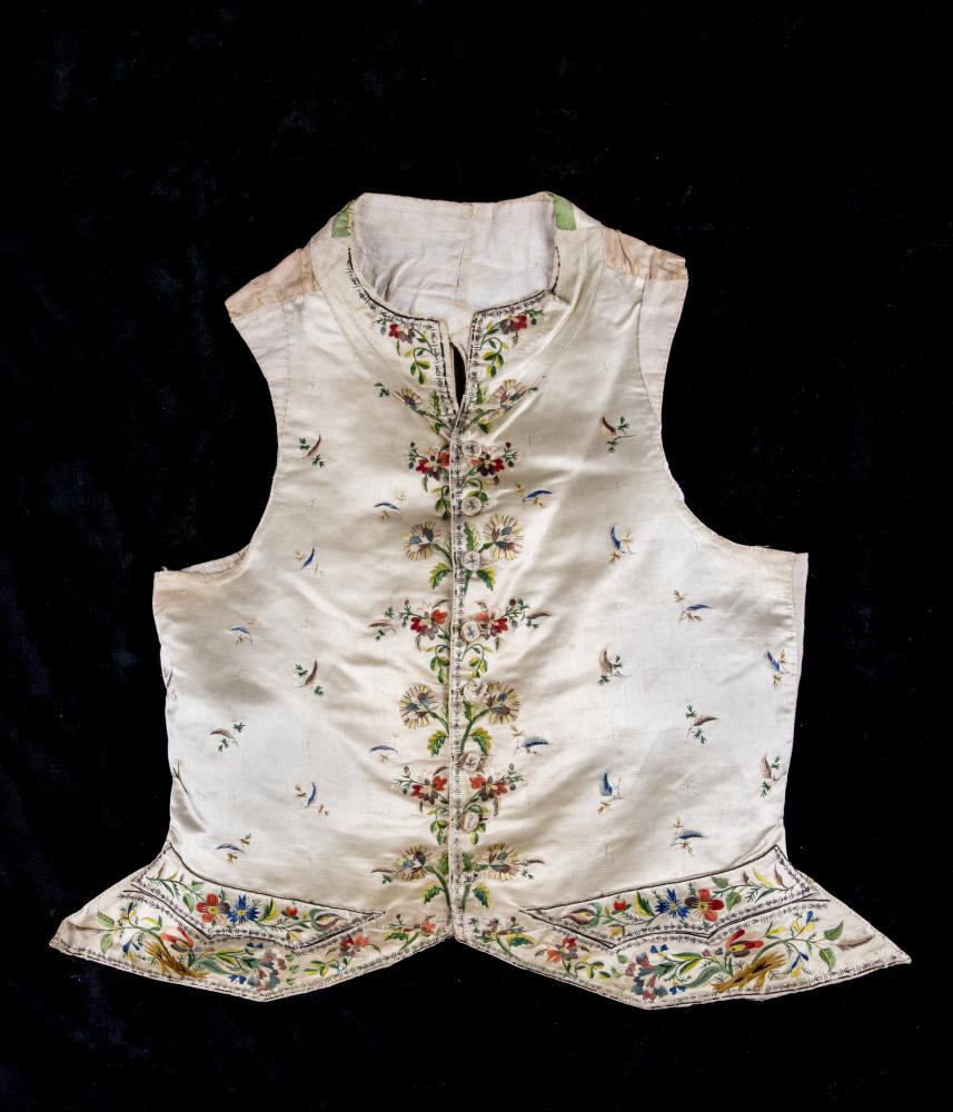 A REGENCY GENTLEMAN'S CREAM SILK WAISTCOAT Image