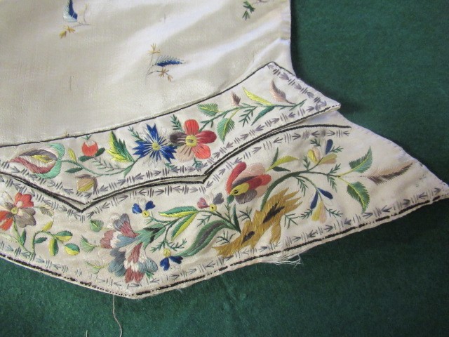 A REGENCY GENTLEMAN'S CREAM SILK WAISTCOAT Image