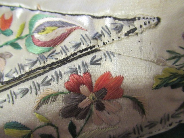 A REGENCY GENTLEMAN'S CREAM SILK WAISTCOAT Image