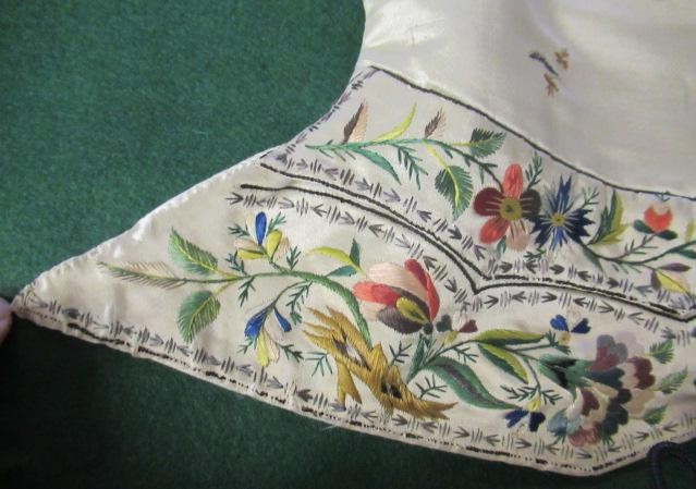 A REGENCY GENTLEMAN'S CREAM SILK WAISTCOAT Image