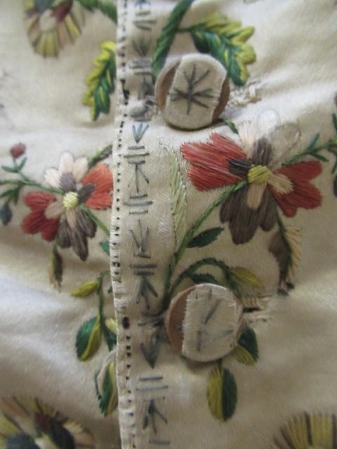 A REGENCY GENTLEMAN'S CREAM SILK WAISTCOAT Image