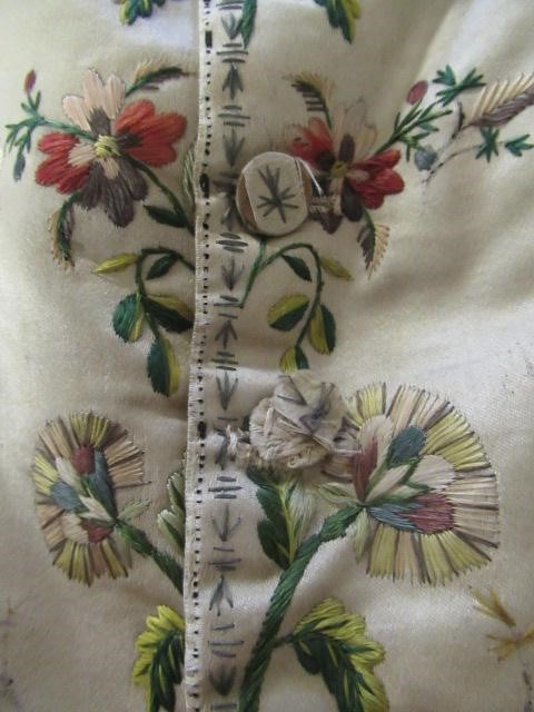 A REGENCY GENTLEMAN'S CREAM SILK WAISTCOAT Image