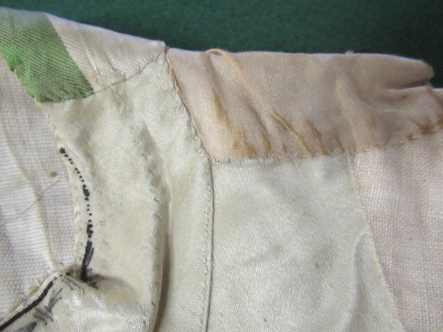 A REGENCY GENTLEMAN'S CREAM SILK WAISTCOAT Image