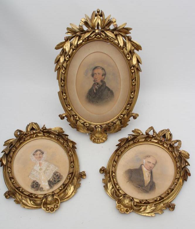 A VICTORIAN CARVED GILT WOOD OVAL PICTURE FRAME Image