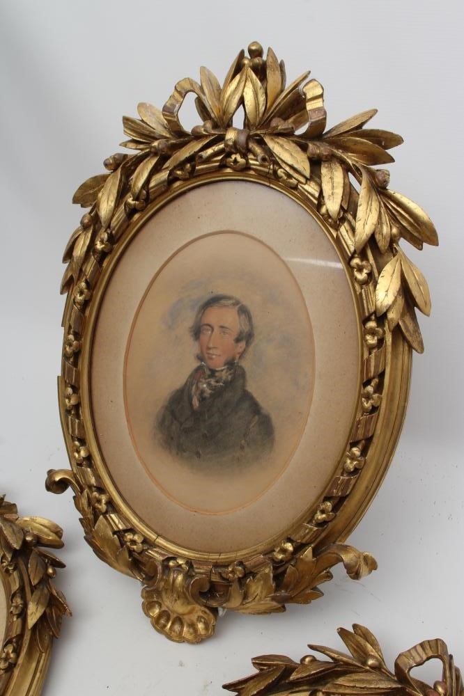A VICTORIAN CARVED GILT WOOD OVAL PICTURE FRAME Image