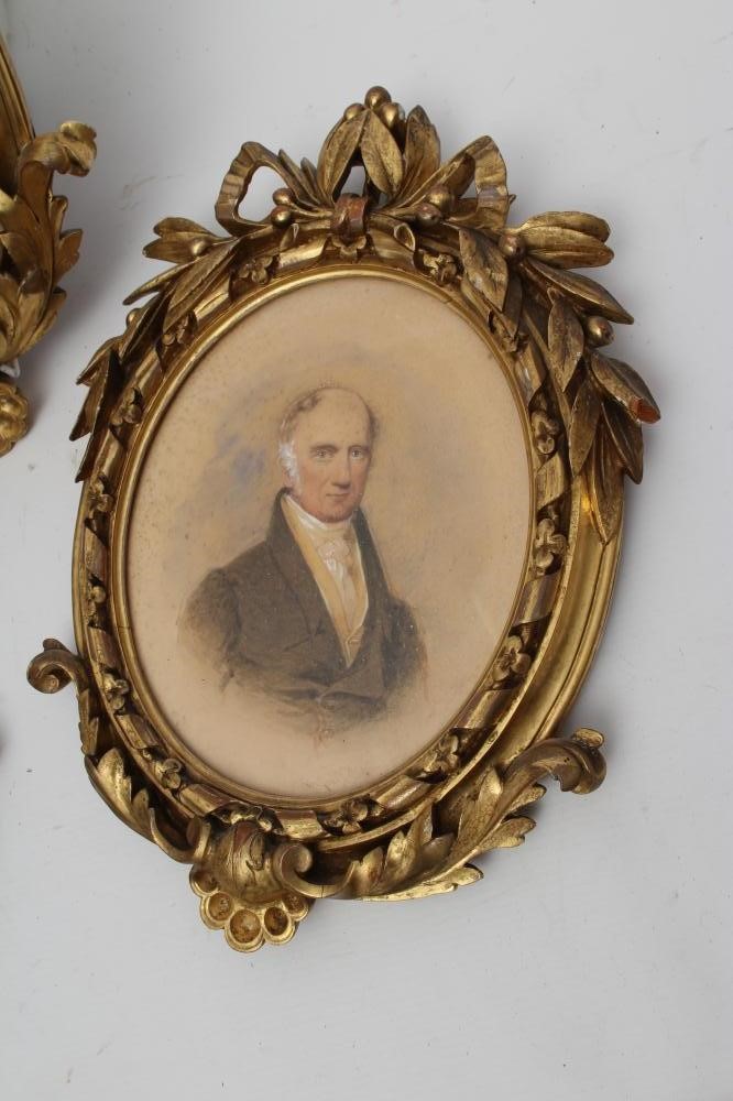 A VICTORIAN CARVED GILT WOOD OVAL PICTURE FRAME Image