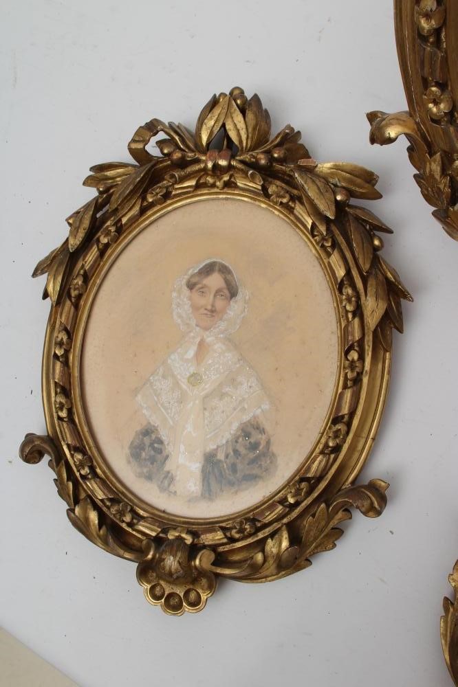 A VICTORIAN CARVED GILT WOOD OVAL PICTURE FRAME Image