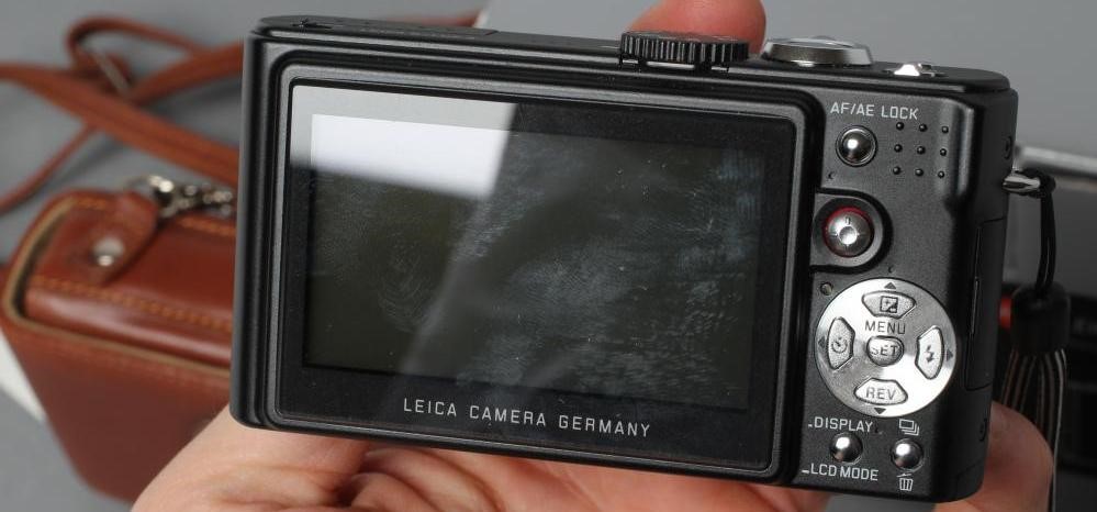 A LEICA D-LUX 3 DIGITAL CAMERA with DC Vario-Elmarit lens Image