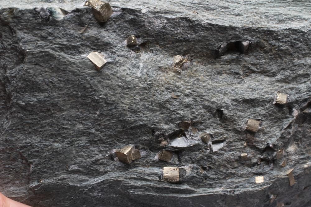 EIGHT LARGE GEOLOGICAL SPECIMENS Image