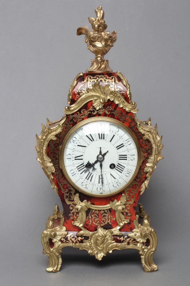 A LOUIS XV STYLE MANTEL CLOCK Image