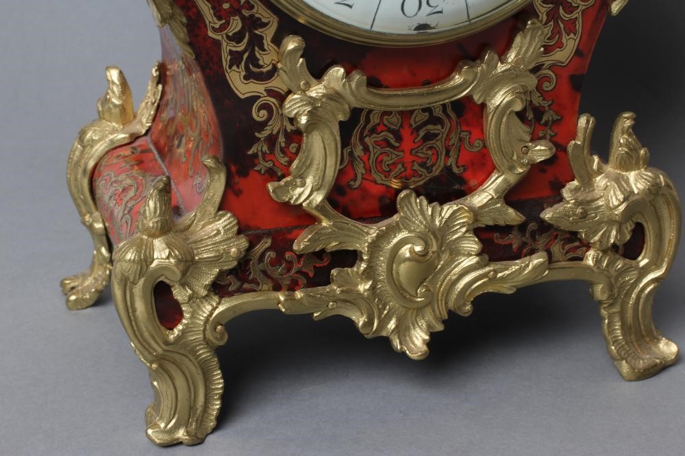 A LOUIS XV STYLE MANTEL CLOCK Image