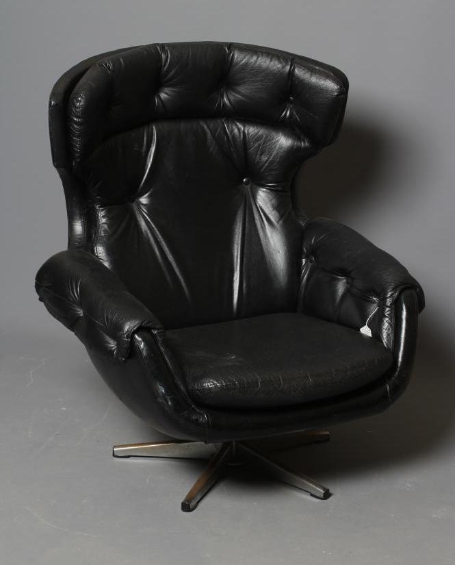 A SWIVEL ARMCHAIR Image