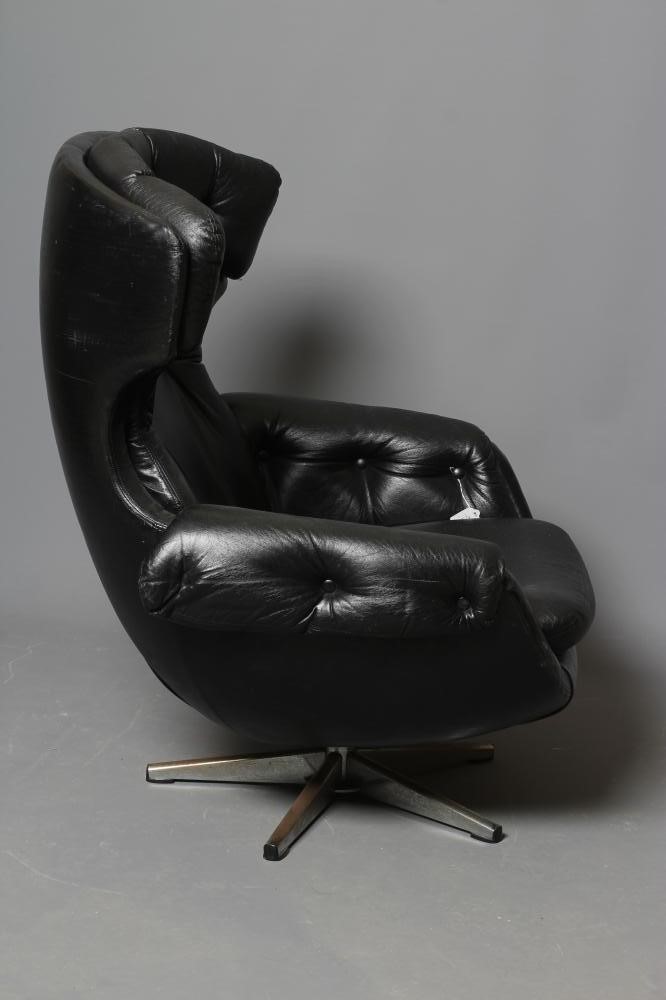 A SWIVEL ARMCHAIR Image
