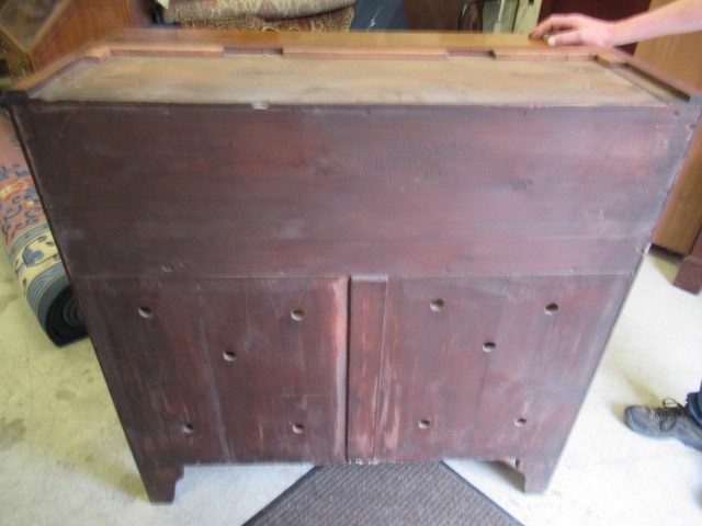 A GEORGIAN MAHOGANY SECRETAIRE BOOKCASE Image