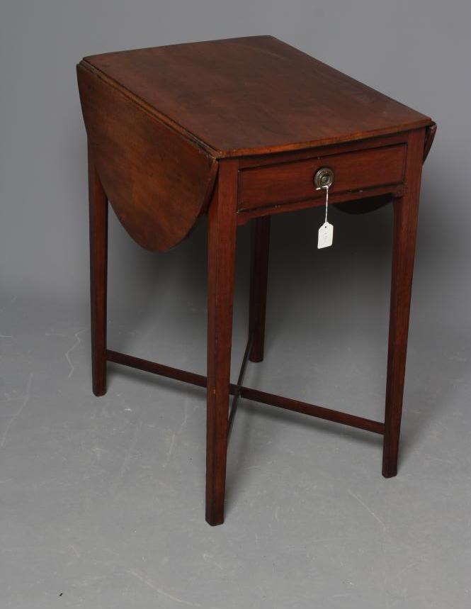 A GEORGIAN SMALL MAHOGANY PEMBROKE TABLE Image