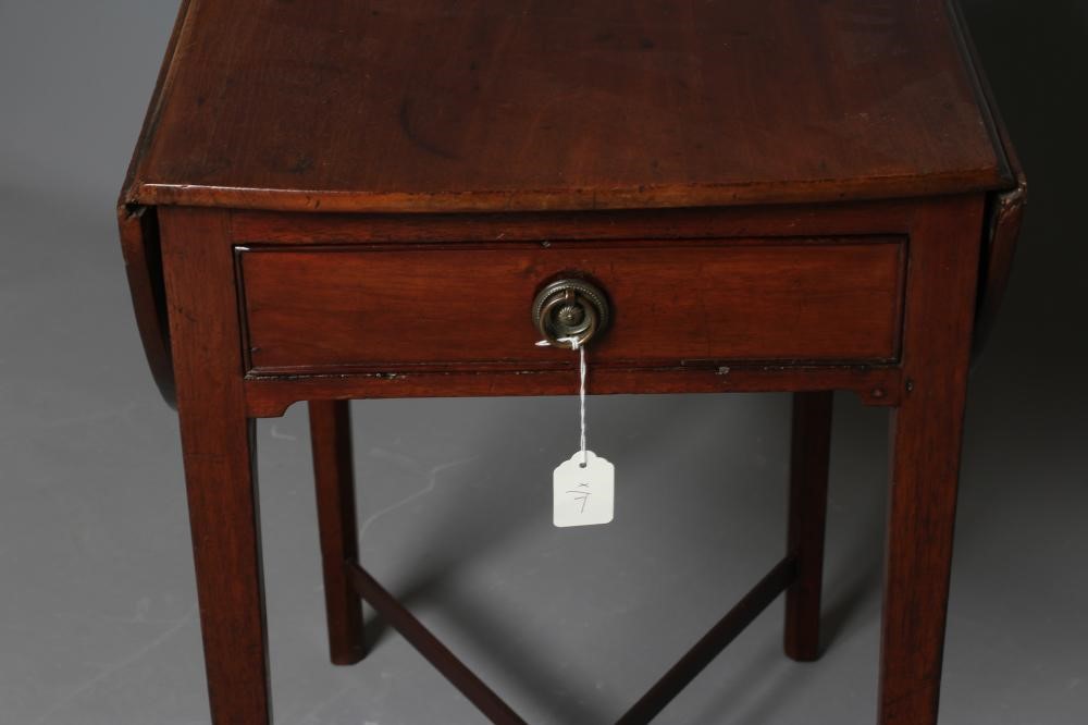 A GEORGIAN SMALL MAHOGANY PEMBROKE TABLE Image