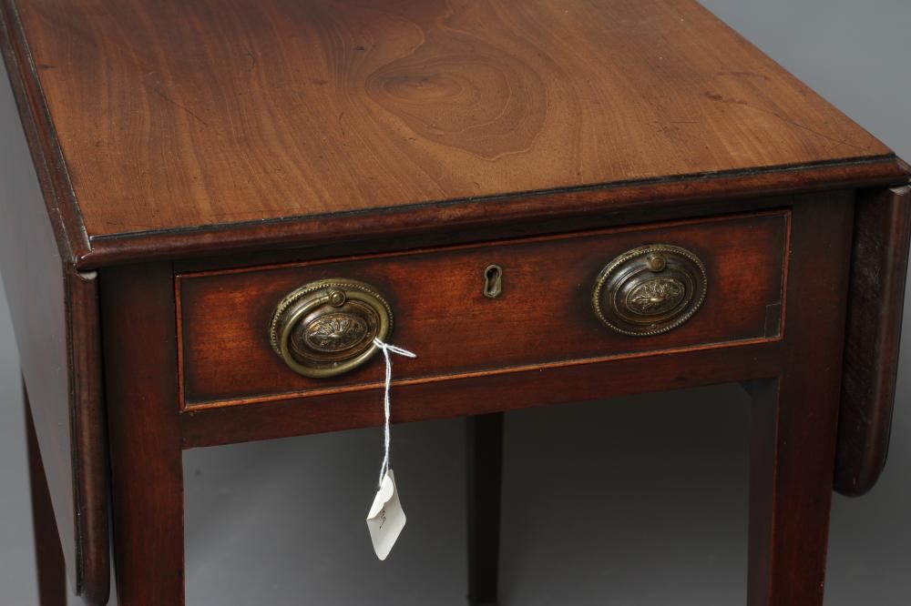 A GEORGIAN MAHOGANY PEMBROKE TABLE Image