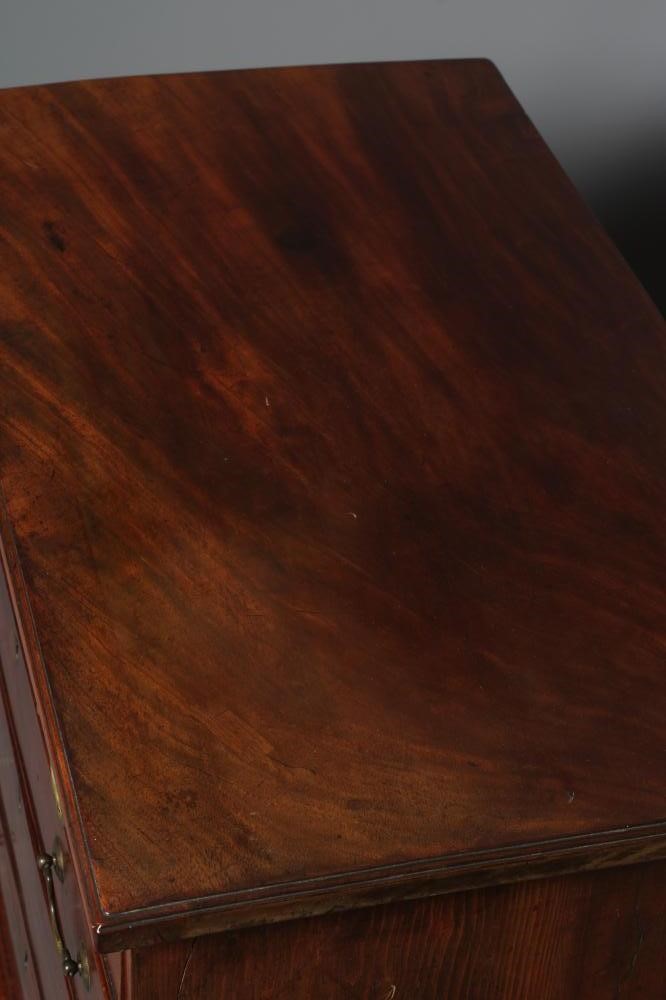 A SMALL GEORGIAN MAHOGANY STRAIGHT FRONT CHEST Image