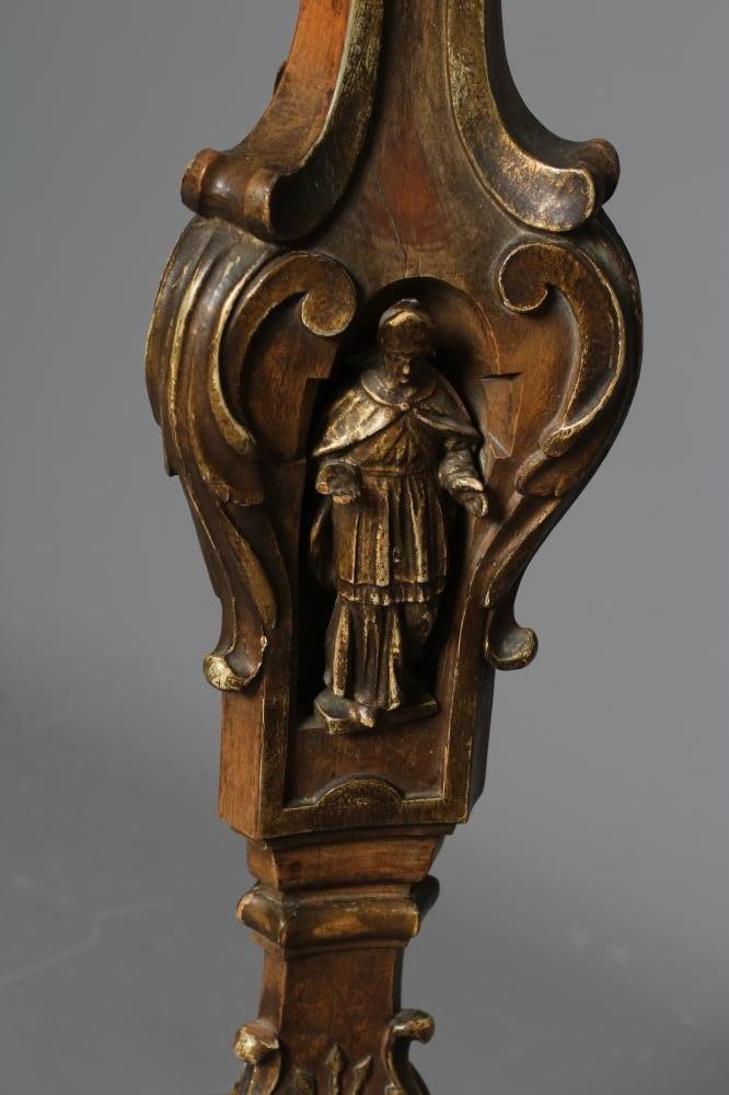 AN ITALIAN CARVED AND GILTWOOD STANDARD LAMP Image
