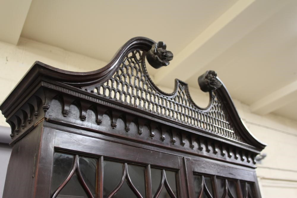 A GEORGIAN MAHOGANY BUREAU BOOKCASE Image