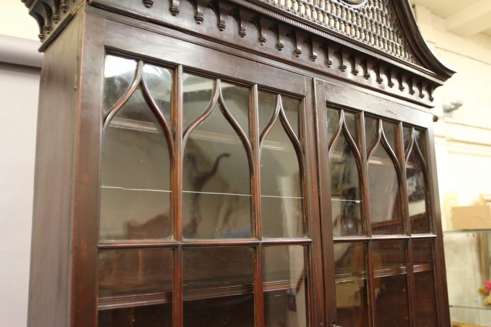 A GEORGIAN MAHOGANY BUREAU BOOKCASE Image