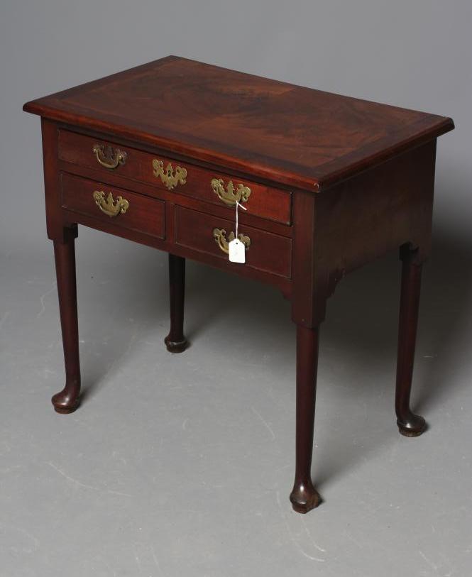 A GEORGIAN MAHOGANY LOW BOY Image