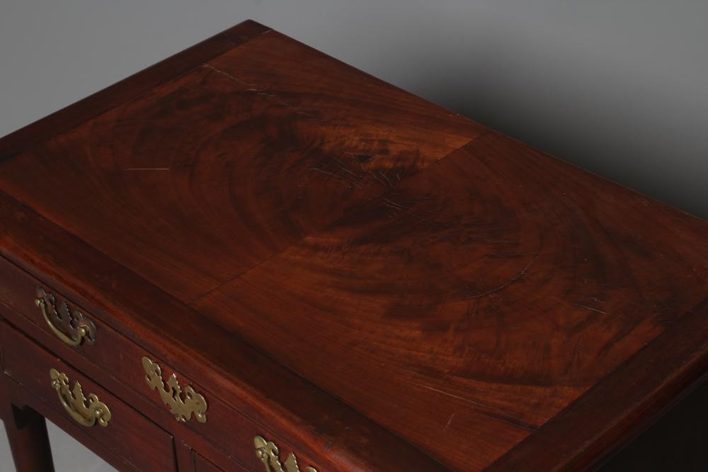 A GEORGIAN MAHOGANY LOW BOY Image