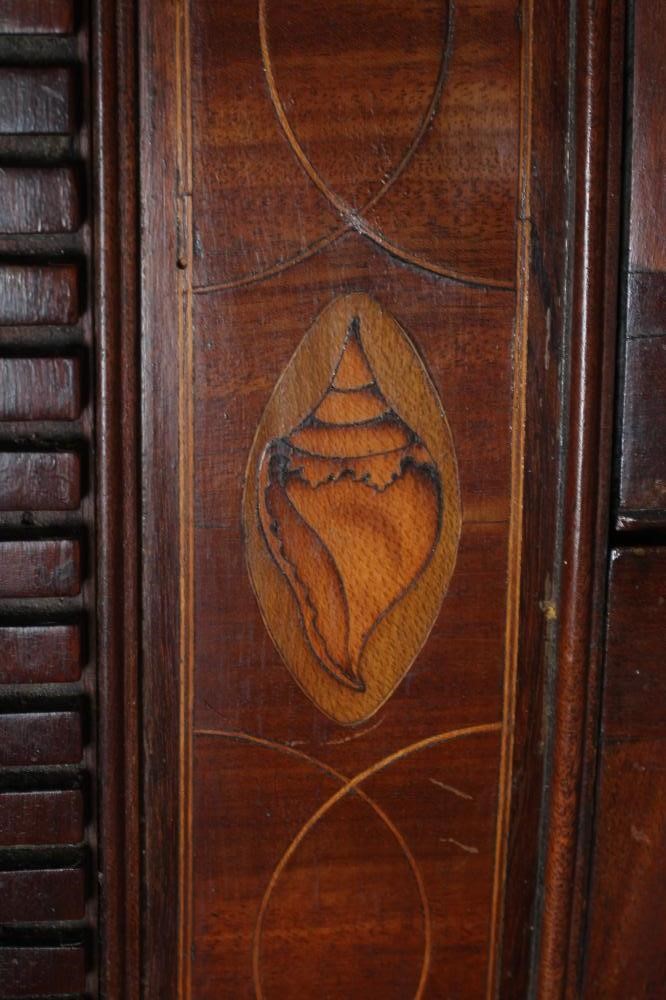 A GEORGIAN MAHOGANY CORNER CUPBOARD Image