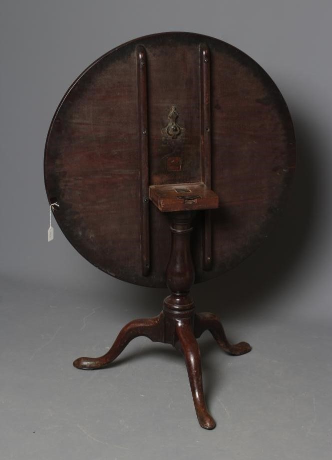 A GEORGIAN MAHOGANY TRIPOD TABLE Image