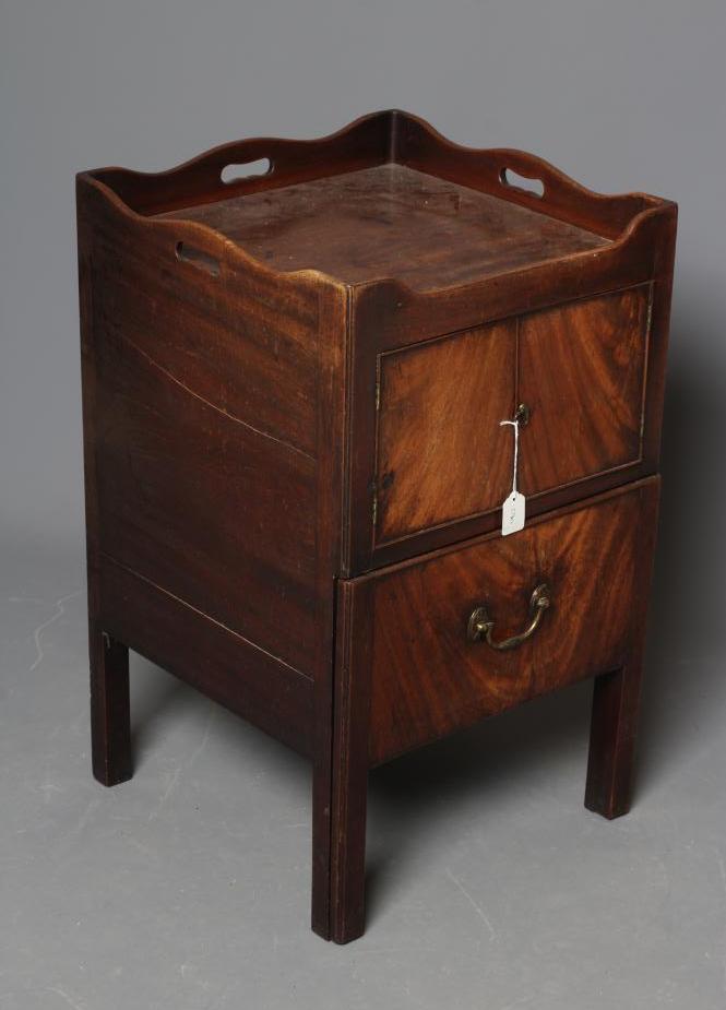 A GEORGIAN MAHOGANY TRAY TOP COMMODE Image