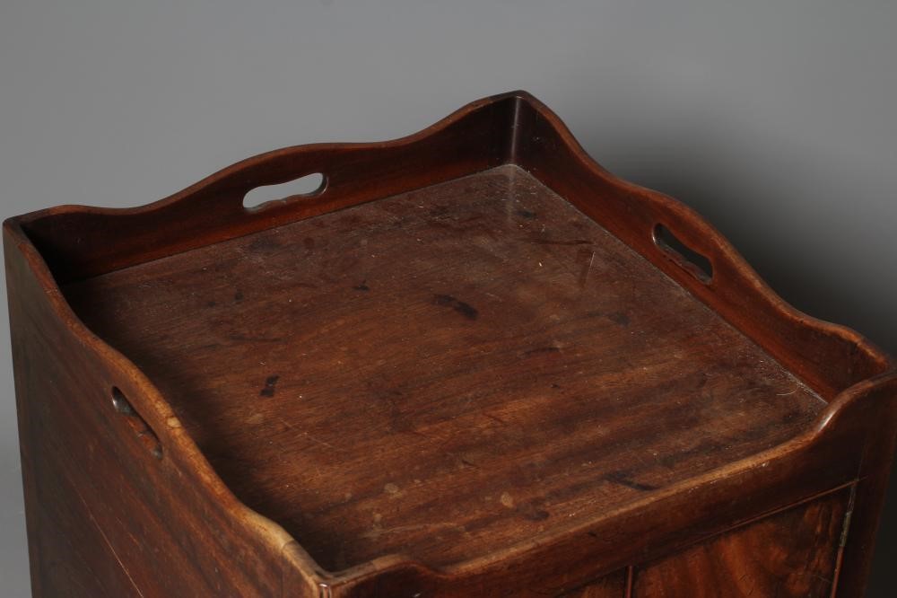 A GEORGIAN MAHOGANY TRAY TOP COMMODE Image