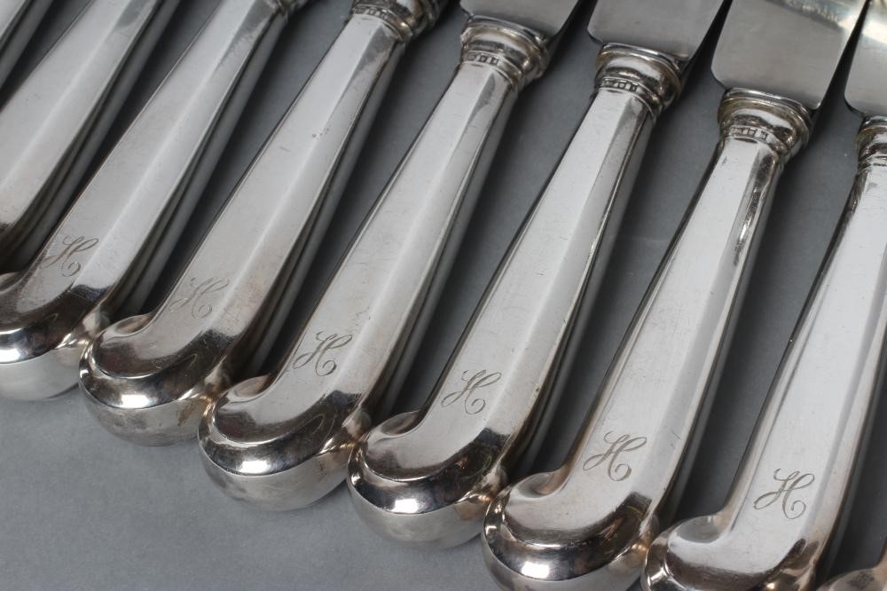 A SET OF EIGHTEEN SILVER TABLE KNIVES Image