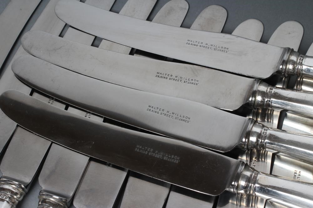 A SET OF EIGHTEEN SILVER TABLE KNIVES Image