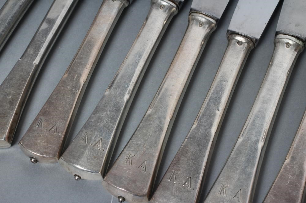 A SET OF TWELVE TABLE KNIVES Image