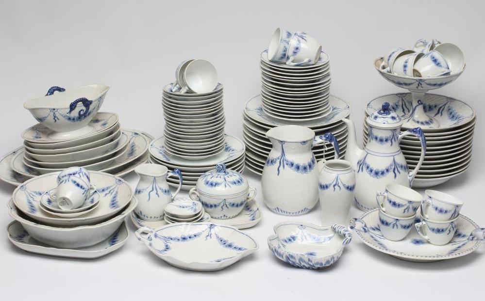 AN EXTENSIVE BING & GRONDAHL PORCELAIN DINNER AND TEA SERVICE Image