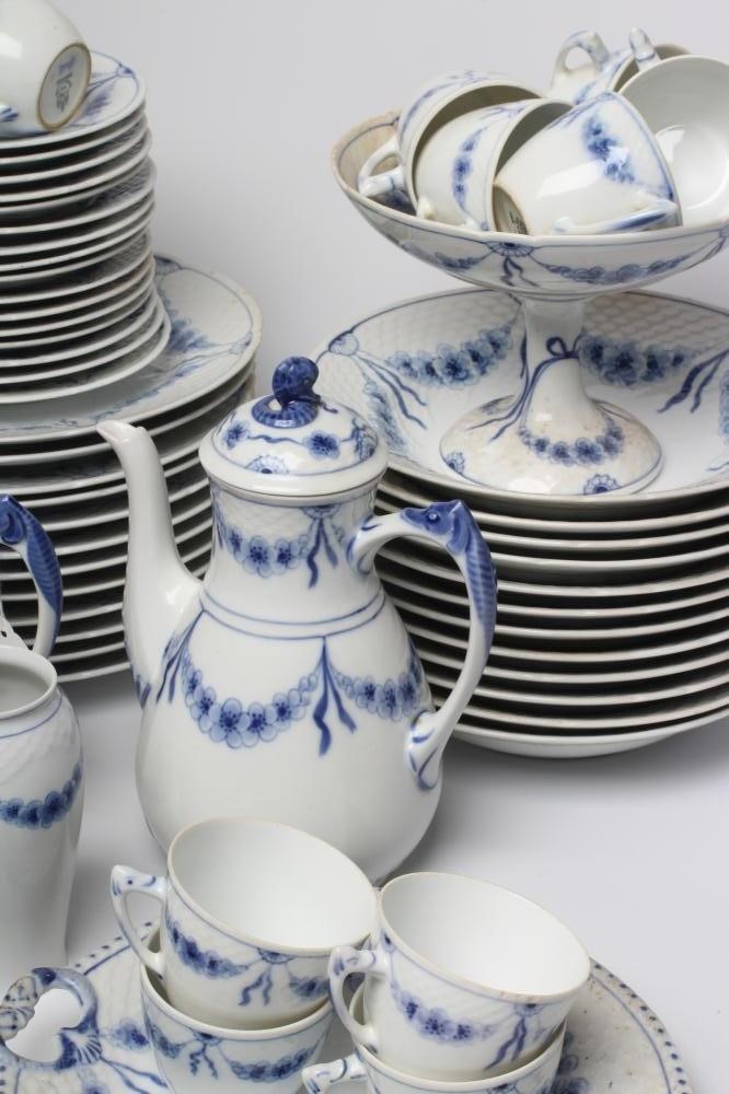 AN EXTENSIVE BING & GRONDAHL PORCELAIN DINNER AND TEA SERVICE Image