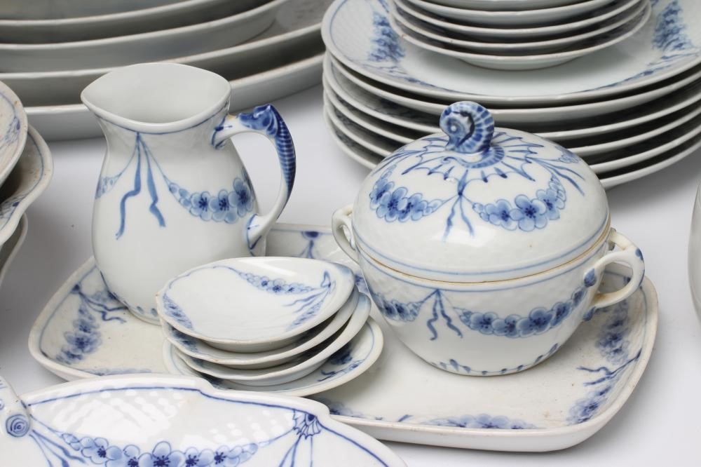 AN EXTENSIVE BING & GRONDAHL PORCELAIN DINNER AND TEA SERVICE Image