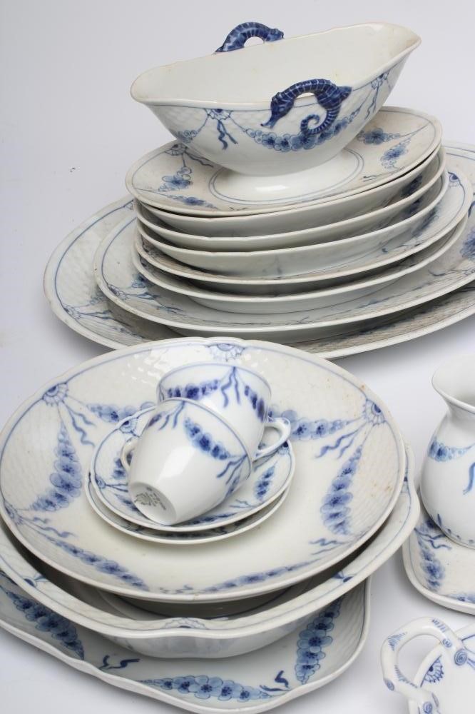 AN EXTENSIVE BING & GRONDAHL PORCELAIN DINNER AND TEA SERVICE Image
