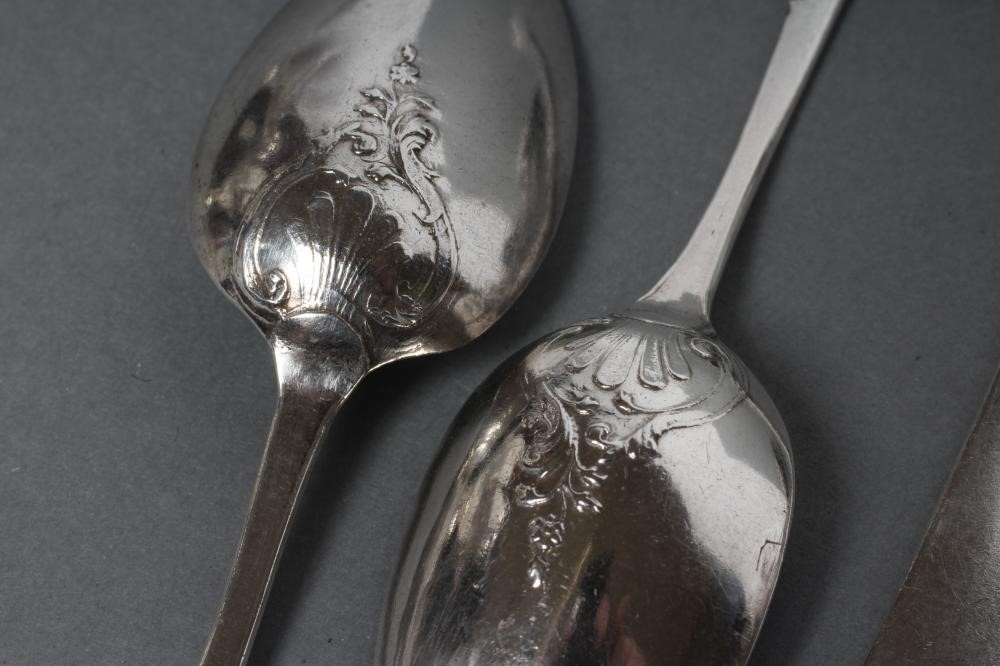 A SET OF SIX GEORGE III FANCY BACK SILVER TEASPOONS Image