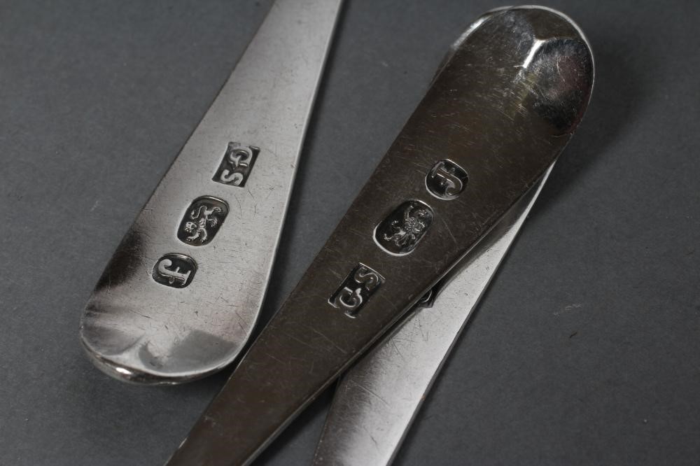 A SET OF SIX GEORGE III FANCY BACK SILVER TEASPOONS Image