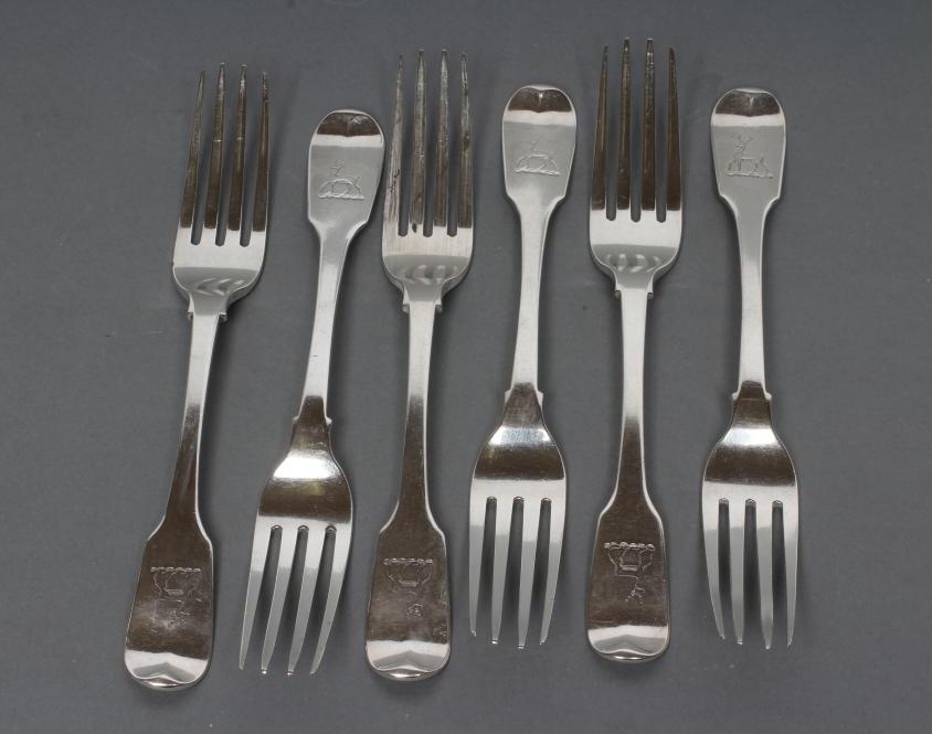 A SET OF SIX GEORGE IV SILVER DESSERT FORKS Image