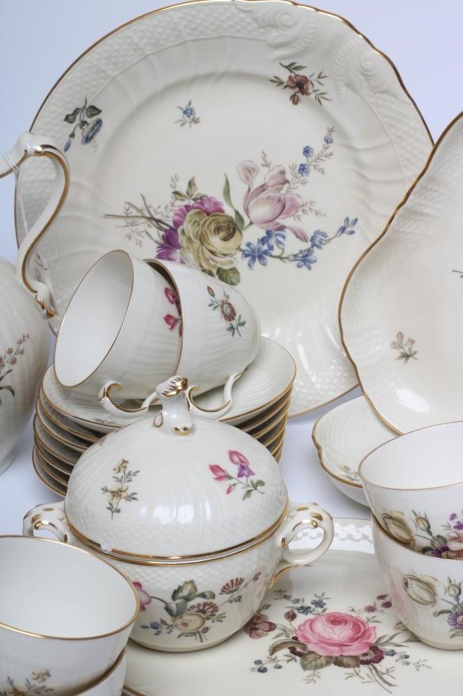 A ROYAL COPENHAGEN CREAM PORCELAIN SERVICE Image