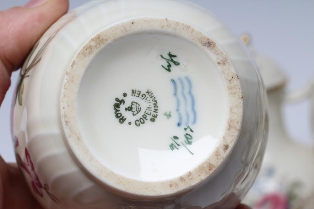 A ROYAL COPENHAGEN CREAM PORCELAIN SERVICE Image