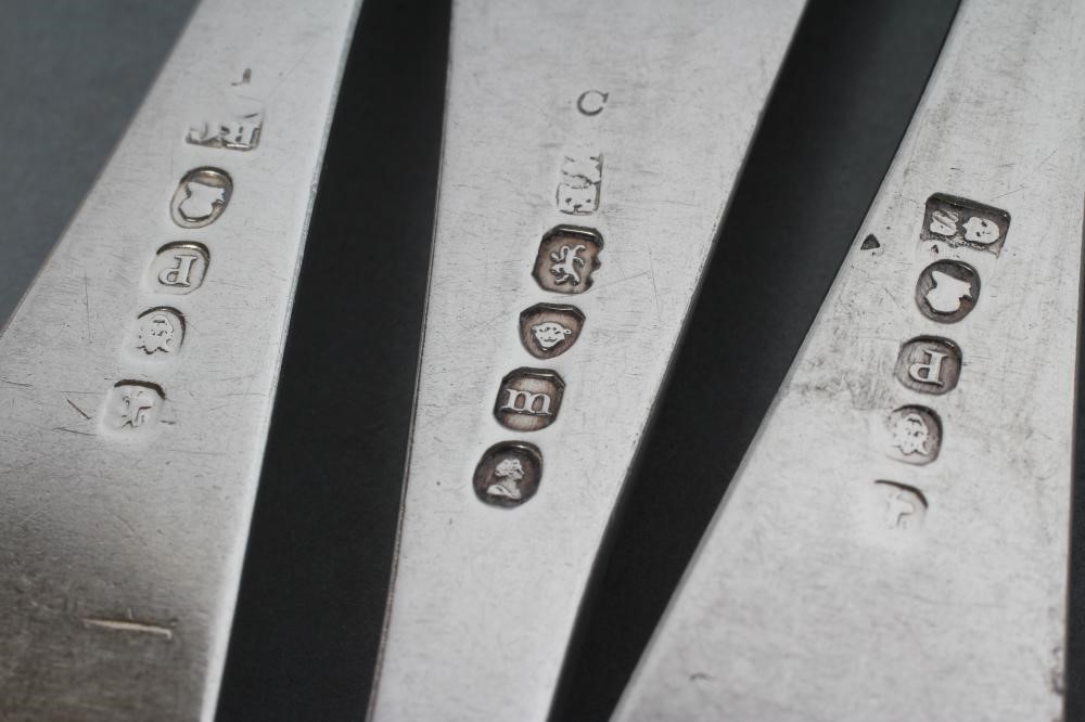 A SET OF FIVE GEORGE IV SILVER TABLE FORKS Image