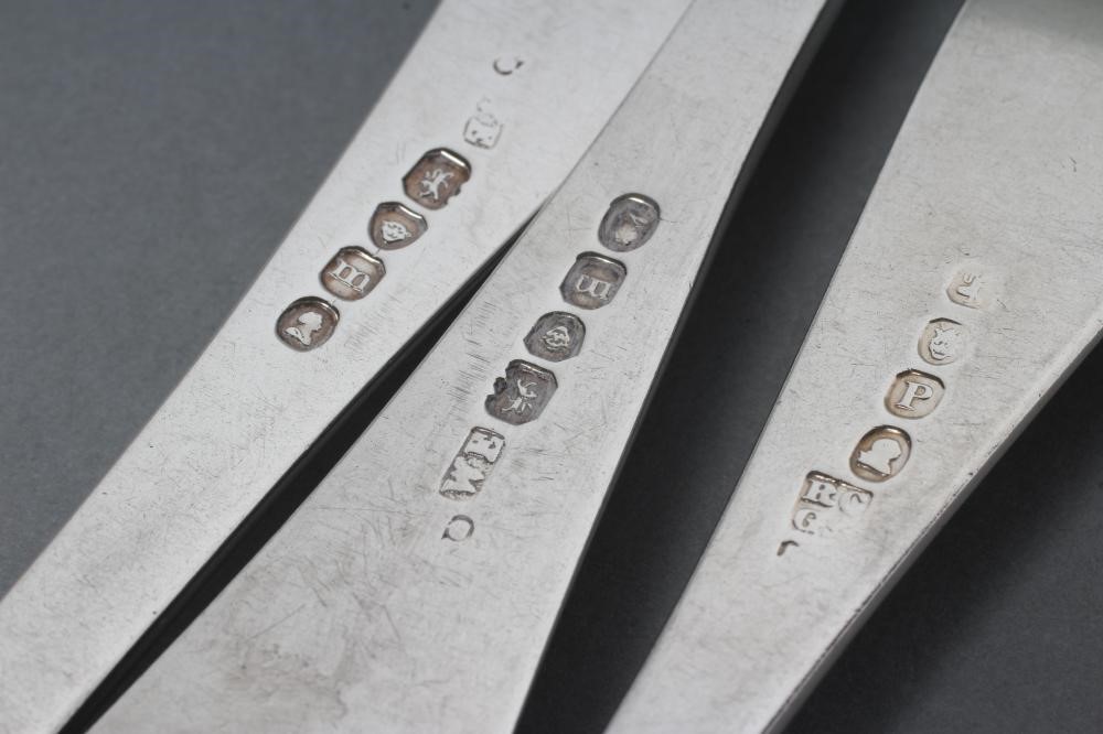A SET OF FIVE GEORGE IV SILVER TABLE FORKS Image