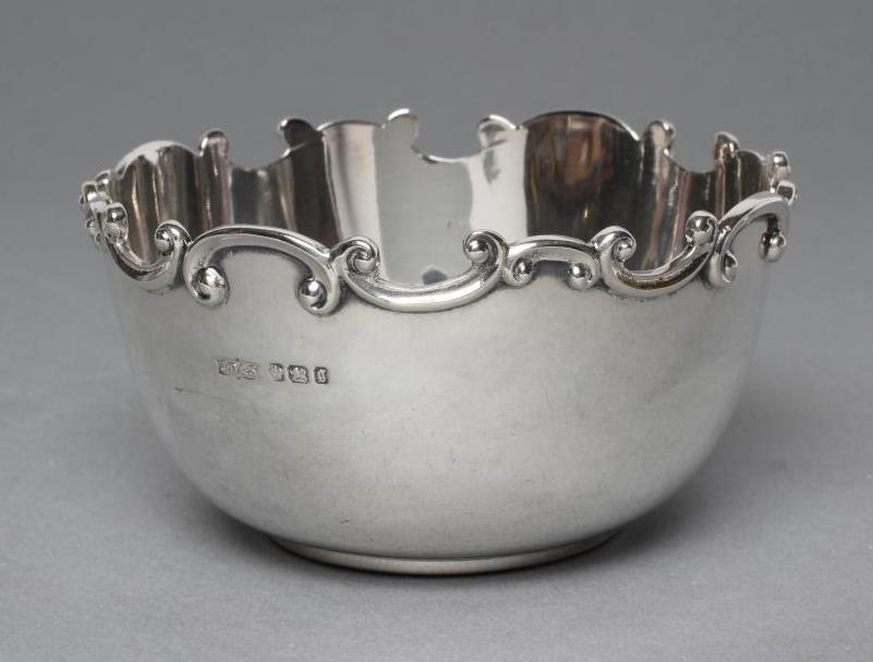 A LATE VICTORIAN SILVER SUGAR BOWL Image