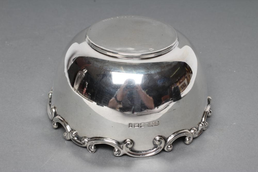 A LATE VICTORIAN SILVER SUGAR BOWL Image
