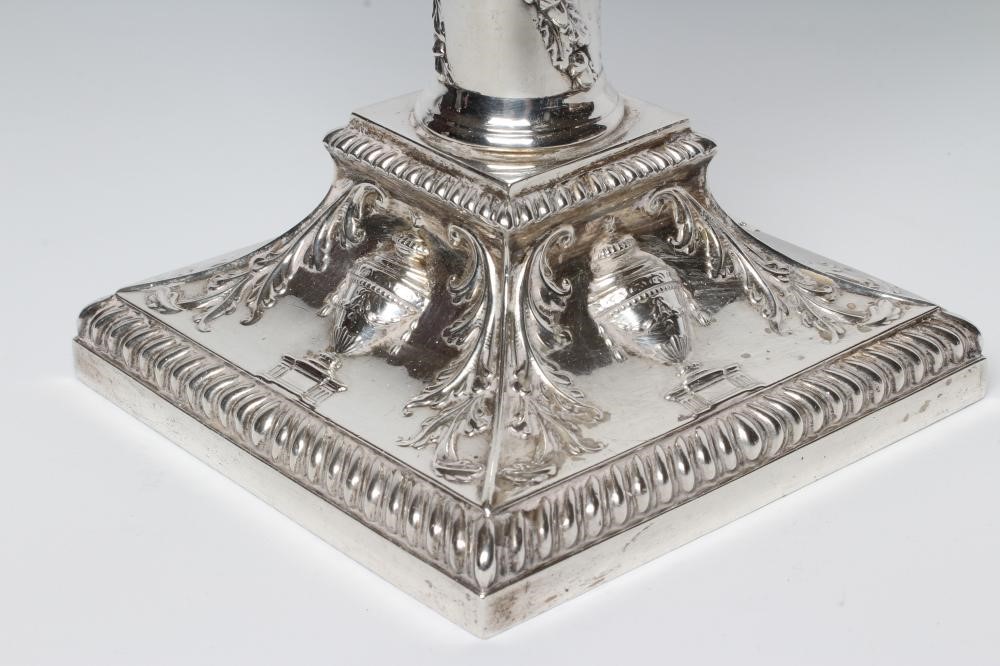 AN EDWARDIAN SILVER FOUR BRANCH FIVE LIGHT CANDELABRUM Image