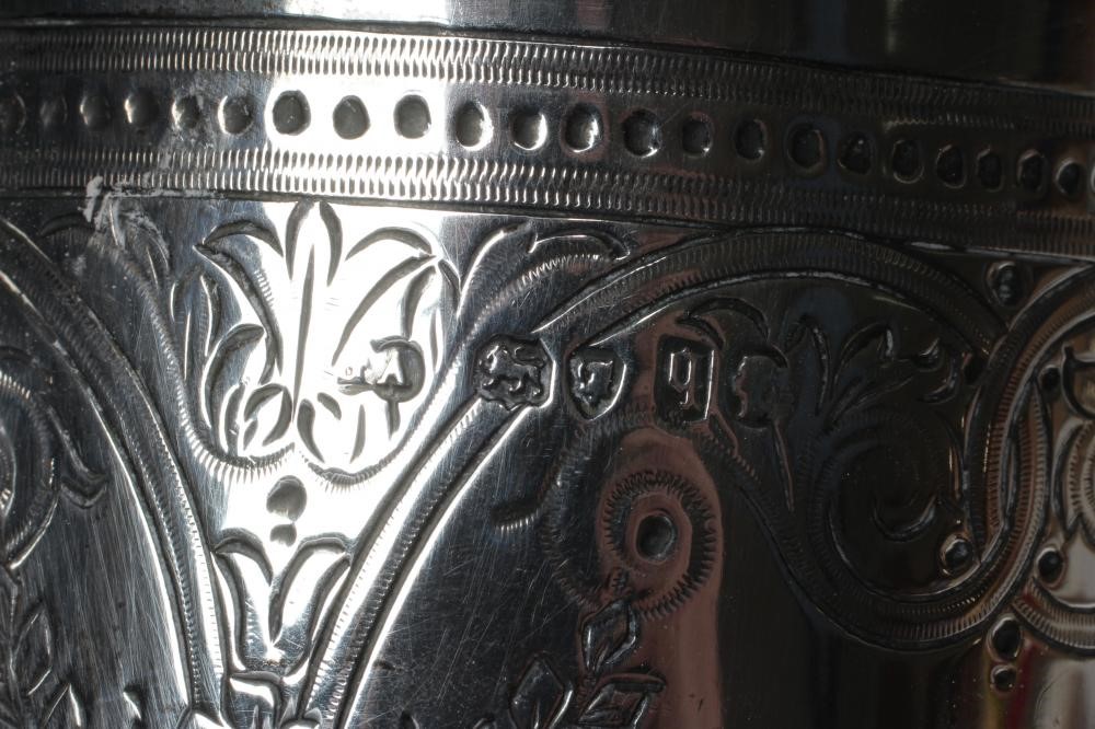 A VICTORIAN SILVER MUG Image