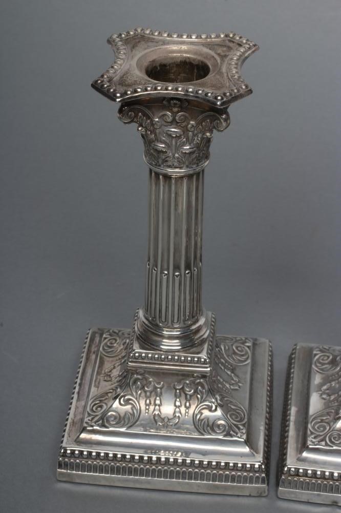 A PAIR OF LATE VICTORIAN SILVER CORINTHIAN COLUMN CANDLESTICKS Image
